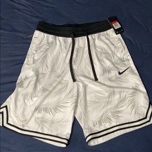 NWT Nike DNA shorts Men’s L beach/leaf print